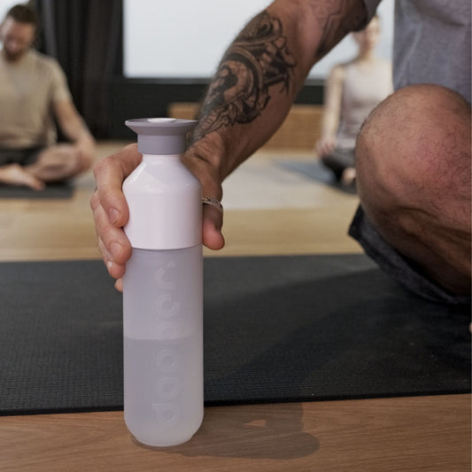 Dopper 450ml Trinkflasche mit sportscap beim Yoga