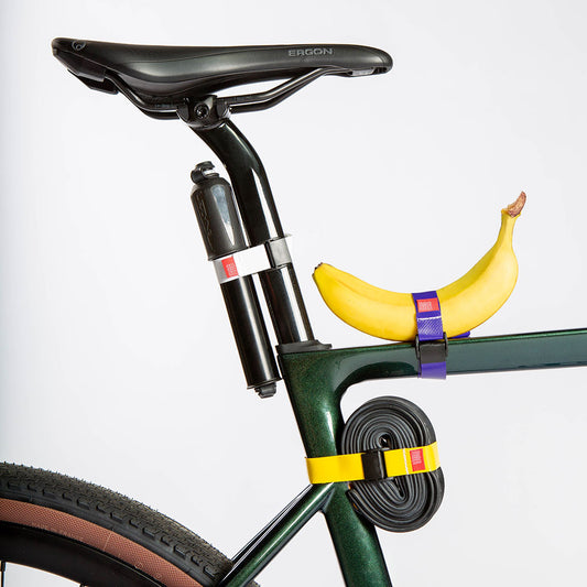 Mini-Strap am Fahrrad befestigt Banane, Luftpumpe und Ersatzschlauch