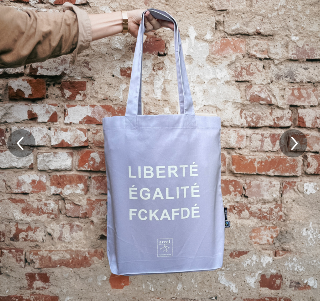 Tote Bag lila mit LIBERTÉ EGALITÉ FCKADÉ Aufdruck in weiß