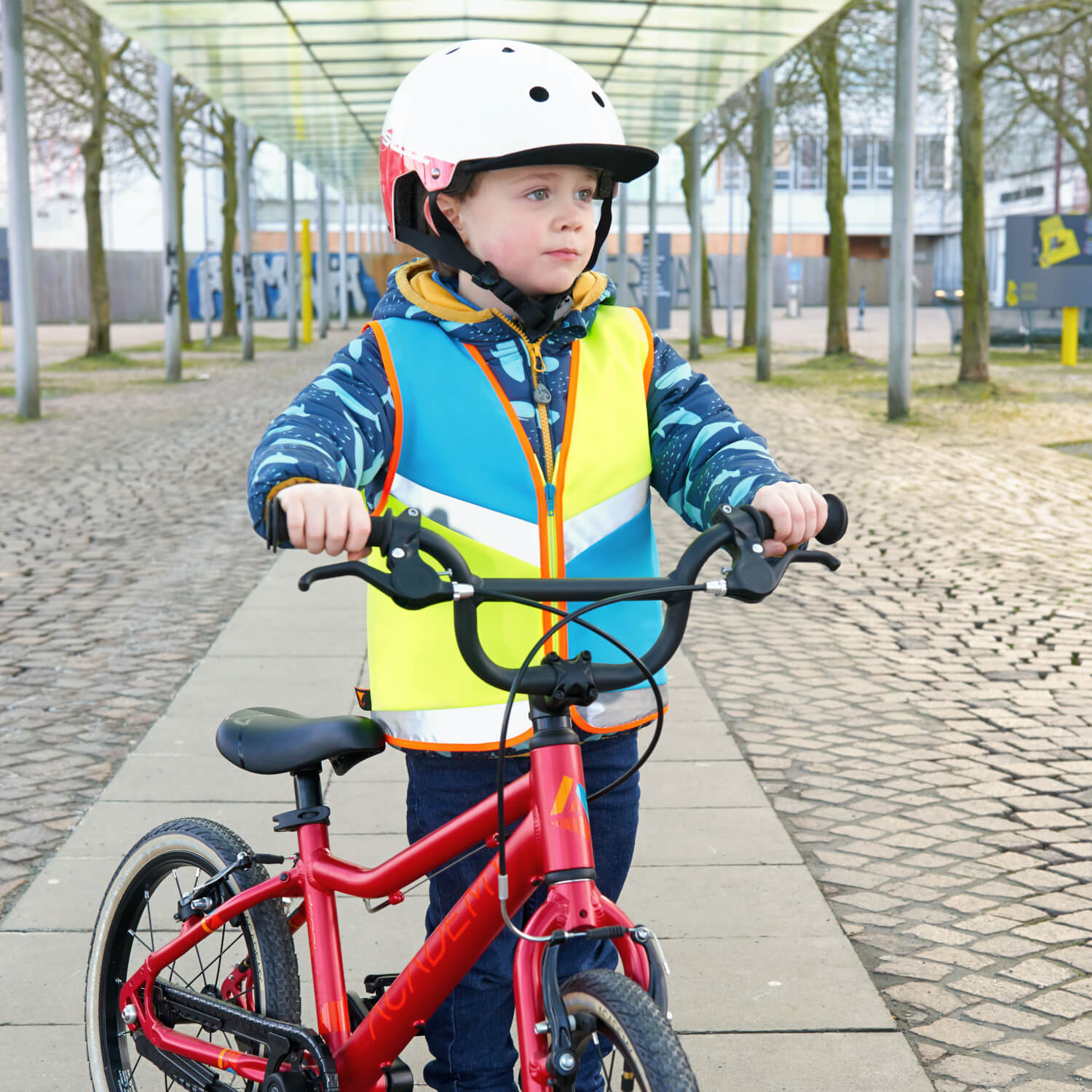 Junge mit Kinderwarnweste & Fahrrad