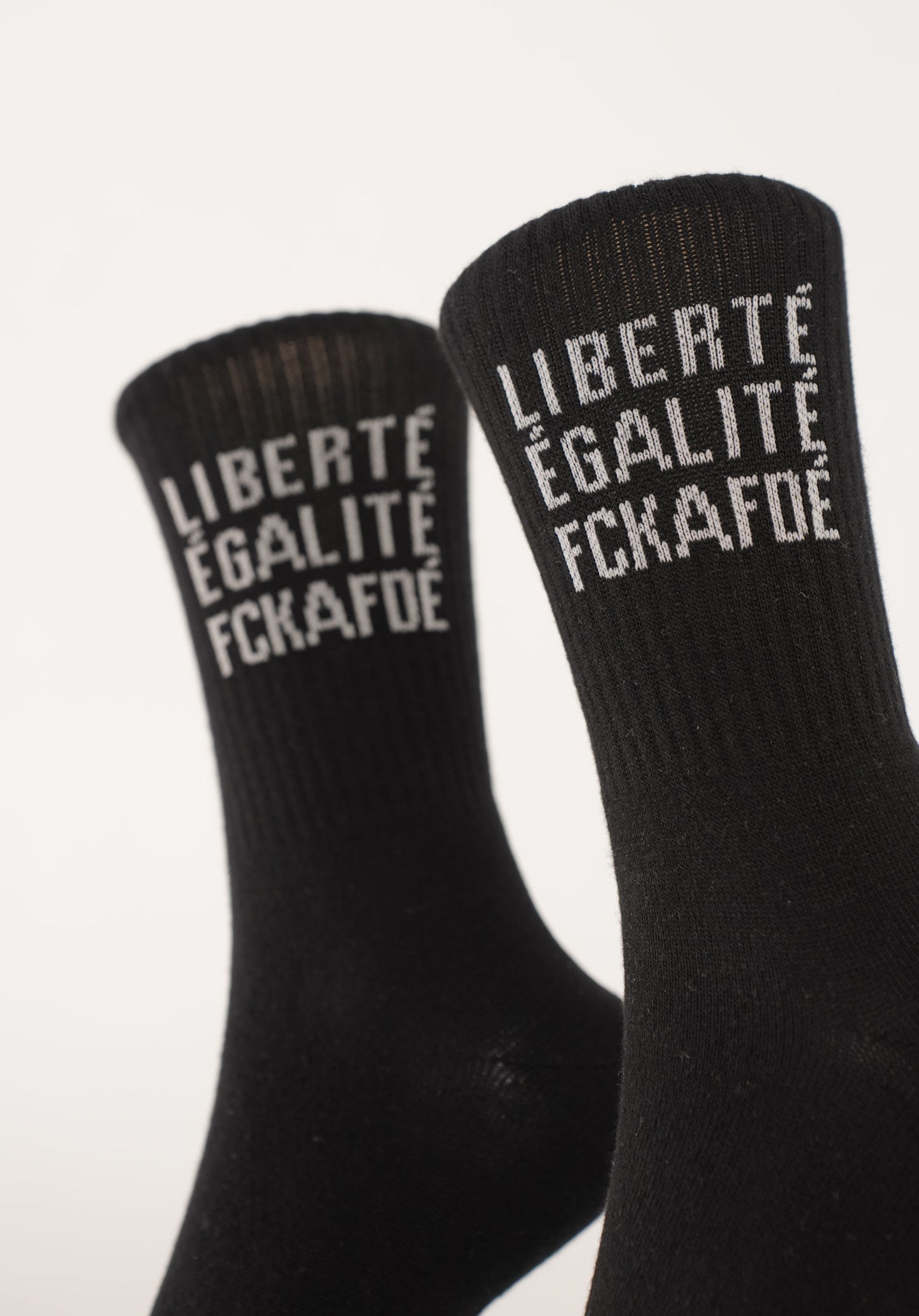 Socken arrel in schwarz mit weißem aufdruck liberté, egalité, fckafdé