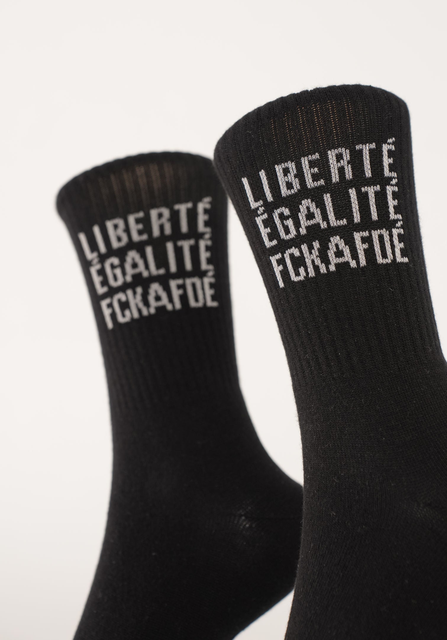 Socken arrel in schwarz mit weißem aufdruck liberté, egalité, fckafdé