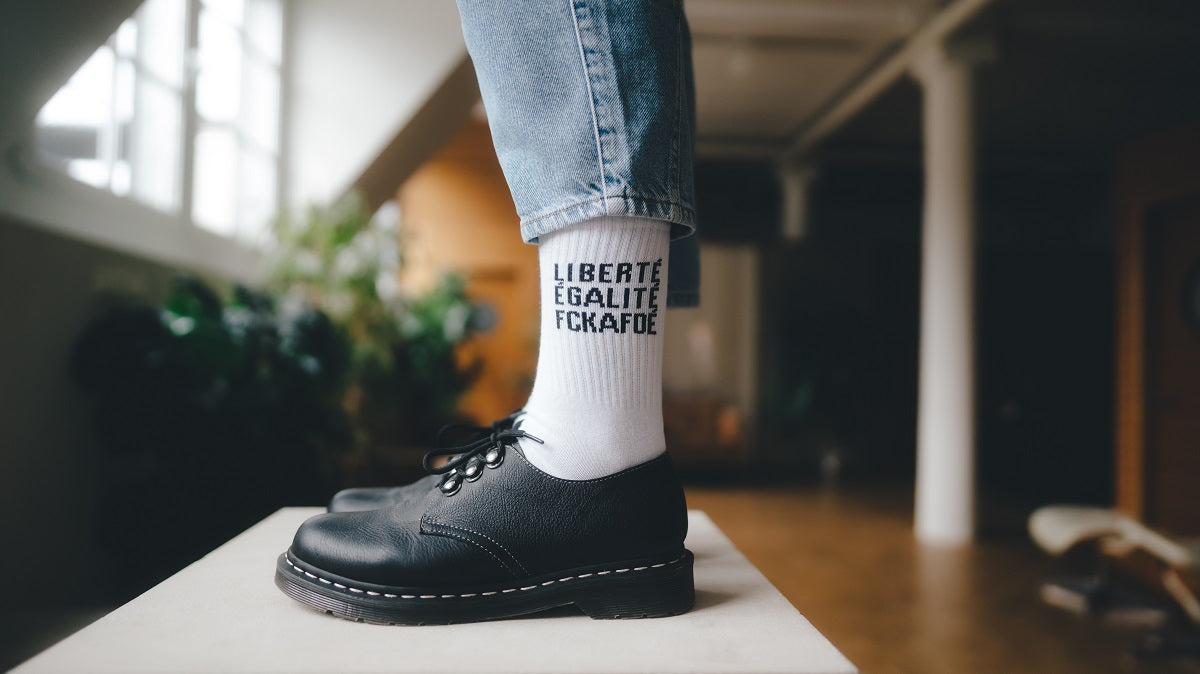 Arrel Tennissocken weiß liberté, egalité, fck afdé in schwarzen Schnürschuhen